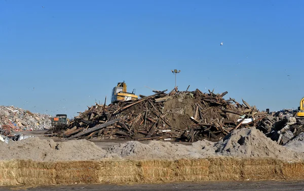 NUEVA YORK, NY - 09 DE NOVIEMBRE: Reese Park parking lot was converted to GIANT garbage place as part of Far Rockaway on 9 de noviembre de 2012 in the Queens borough of New York City . —  Fotos de Stock