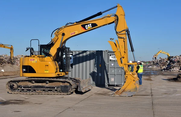 NUEVA YORK, NY - 09 DE NOVIEMBRE: Reese Park parking lot was converted to GIANT garbage place as part of Far Rockaway on 9 de noviembre de 2012 in the Queens borough of New York City . —  Fotos de Stock