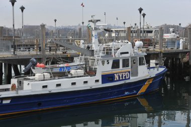 Brooklyn, ny - 11 Kasım: nypd yardımcı kasırga brooklyn, new york, ABD, kumlu gelen 11 Kasım 2012 tarihinde etkisi sheepshead Körfez kanaldaki sunked teknenin kaldırma.