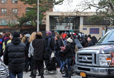 Queens, ny - 11 Kasım: sıcak yemek ile hepatit getting giysi ve üzerinde Kasım 11, queens, new york, ABD'de kasırga sandy den 2012 etkisi Rockaway'de malzemeleri.