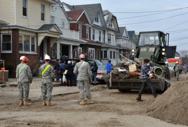 Queens, ny - Kasım 11: 11 Kasım 2012 tarihinde gelen kasırga sandy queens, new york, ABD, çarpışmaya sokaklara ater büyük yıkım rockaway beach bölgesinde çalışan ABD Donanması.