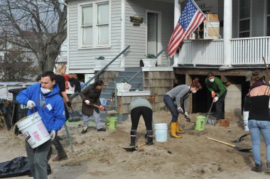 Queens, ny - 11 Kasım: Rockaway'de kum temizleme gönüllüler, 11 Kasım 2012 tarihinde queens, new york, ABD, kumlu kasırga sonra yerleşim bölgesinde plaj.