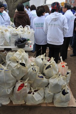 Queens, ny - 11 Kasım: Giysi ve malzemeleri rockaway plaj alanı 11 Kasım 2012 tarihinde kasırga queens, new york, ABD, kumlu gelen darbe sonrası sıcak yemek, ilgili yardım alma.