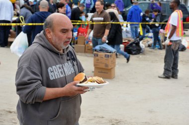 Queens, ny - 11 Kasım: Giysi ve malzemeleri rockaway plaj alanı 11 Kasım 2012 tarihinde kasırga queens, new york, ABD, kumlu gelen darbe sonrası sıcak yemek, ilgili yardım alma.