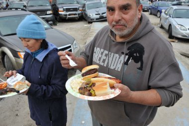Queens, ny - 11 Kasım: Giysi ve malzemeleri rockaway plaj alanı 11 Kasım 2012 tarihinde kasırga queens, new york, ABD, kumlu gelen darbe sonrası sıcak yemek, ilgili yardım alma.
