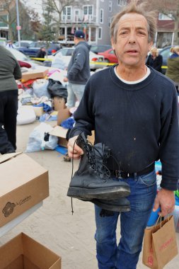 Queens, ny - 11 Kasım: Giysi ve malzemeleri rockaway plaj alanı 11 Kasım 2012 tarihinde kasırga queens, new york, ABD, kumlu gelen darbe sonrası sıcak yemek, ilgili yardım alma.