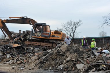 Queens, ny - 11 Kasım: binalar üzerinde çalışmaya gelen kasırga sandy üzerinde Kasım 11, queens, new york, ABD'de 2012 çarpışmaya ater büyük yangın Rockaway'de Harabeleri.