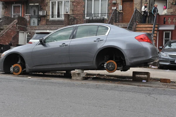 Brooklyn, ny - 11 november: verlaten overstroomd auto met gestolen wielen links op bakstenen in de woonwijk na botsing uit orkaan zandstrand in brooklyn, new york, VS, op 11 november 2012. — Stockfoto