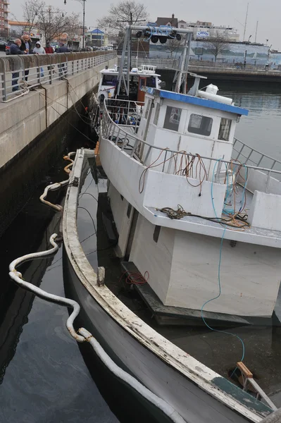 BROOKLYN, NY - 11 DE NOVIEMBRE: Elevación de embarcaciones sin tripulación en el canal de Sheapsheadbay debido al impacto del huracán Sandy en Brooklyn, Nueva York, EE.UU., el 11 de noviembre de 2012 . —  Fotos de Stock
