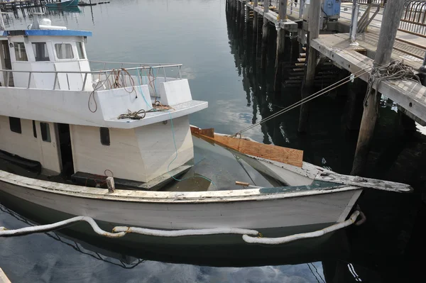 Brooklyn, ny - 11 november: upplyftande unked båt i kanalen sheapsheadbay på grund av att påverka från orkanen sandy i brooklyn, new york, USA, den novemeber 11, 2012. — Stockfoto