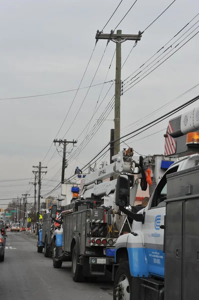 Brooklyn, ny - 11 november: werken uit macht problemen in de rockaway verschuldigde gevolgen van orkaan sandy in queens, new york, VS, op novemeber 11, 2012. — Stockfoto