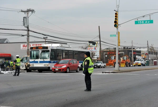 Brooklyn, ny - 11 november: werken uit macht problemen in de rockaway verschuldigde gevolgen van orkaan sandy in queens, new york, VS, op novemeber 11, 2012. — Stockfoto