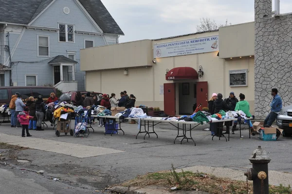 Queens, ny - 11 Kasım: sıcak yemek ile hepatit getting giysi ve üzerinde Kasım 11, queens, new york, ABD'de kasırga sandy den 2012 etkisi Rockaway'de malzemeleri. — Stok fotoğraf