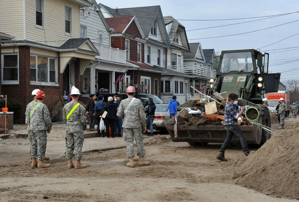 Queens, ny - november 11-én: az amerikai haditengerészet dolgozik az utcán ater tömeges elpusztítása miatt rockaway beach területén hatást a sandy hurrikán queens, new york, USA-ban, november 11, 2012. — Stock Fotó