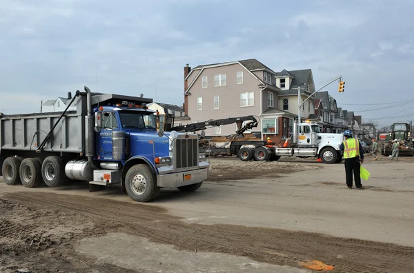 QUEENS, NY - NOVEMBER 11: U.S. Navy working on the streets ater massive destruction in the Rockaway Beach area due to impact from Hurricane Sandy in Queens, New York, U.S., on November 11, 2012. — Stock Photo, Image