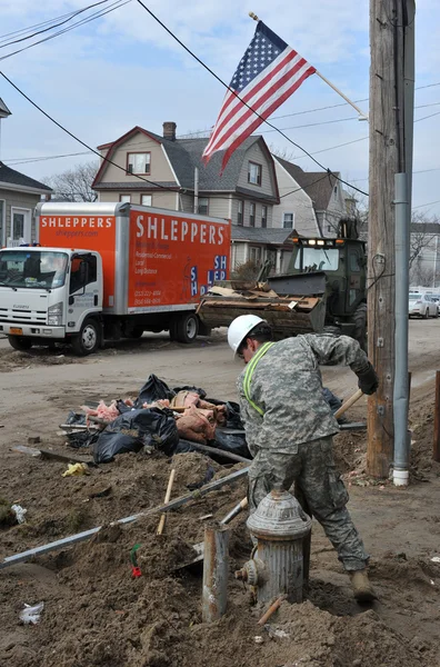 QUEENS, NY - NOVEMBER 11: U.S. Navy working on the streets ater massive destruction in the Rockaway Beach area due to impact from Hurricane Sandy in Queens, New York, U.S., on November 11, 2012. — Stock Photo, Image