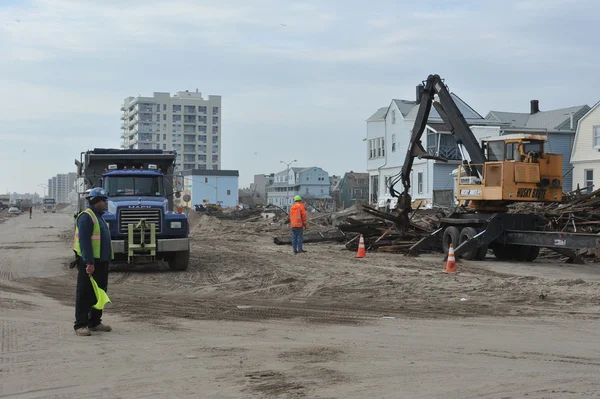 QUEENS, NY - 11 NOVEMBRE: La Marina USA sta lavorando per le strade per distruggere massicciamente l'area di Rockaway Beach a causa dell'uragano Sandy nel Queens, New York, USA, l '11 novembre 2012 . — Foto Stock