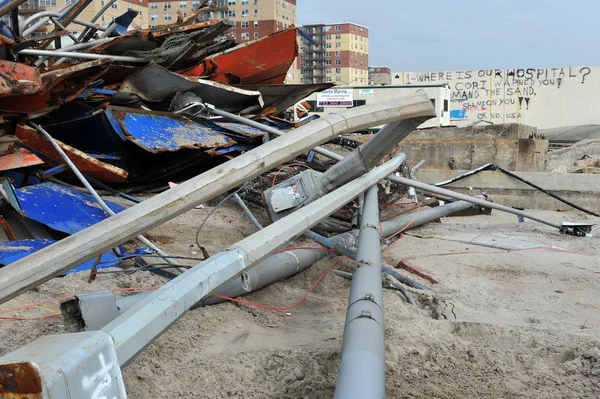 Queens, ny - 11 Νοεμβρίου: κτίρια και boardwalk ερείπια μετά την τεράστια επίδραση από τυφώνα άμμο σε rockaway η παραλία στις βασίλισσες, Νέα Υόρκη, ΗΠΑ, στις 11 Νοεμβρίου 2012. — Φωτογραφία Αρχείου