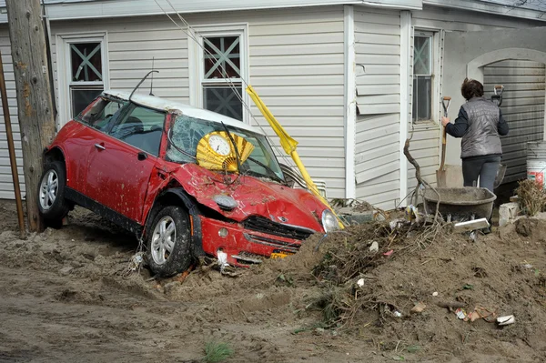 QUEENS, NY - 11 DE NOVIEMBRE: Coche dañado en el área de la playa Rockaway debido al impacto del huracán Sandy en Queens, Nueva York, EE.UU., el 11 de noviembre de 2012 . —  Fotos de Stock