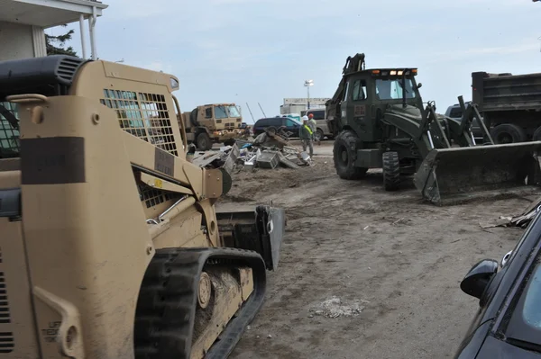 Queens, ny - 11 november: US navy werken op de straten ater massale vernietiging in de rockaway beach gebied verschuldigde gevolgen van orkaan sandy in queens, new york, VS, op 11 november 2012. — Stockfoto