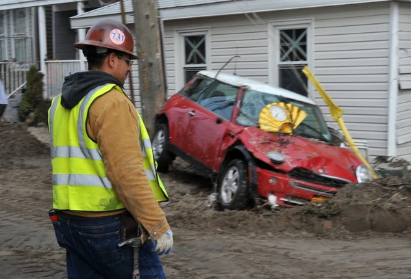 QUEENS, NY - NOVEMBRO 11: Carro danificado na área da praia de Rockaway devido ao impacto do furacão Sandy em Queens, Nova York, EUA, em 11 de novembro de 2012 . — Fotografia de Stock