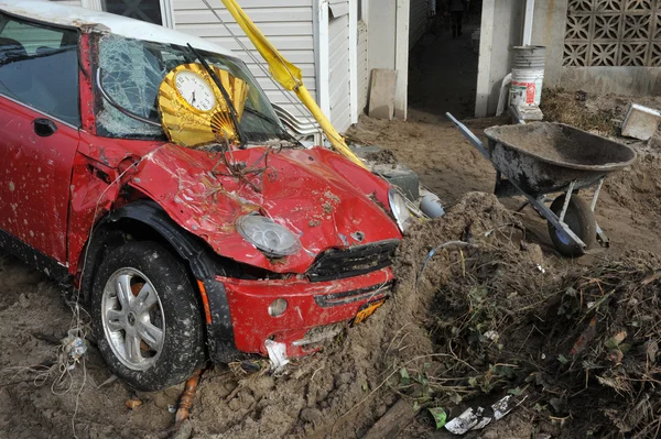 QUEENS, NY - NOVEMBER 11: Damaged car in the Rockaway beach area due to impact from Hurricane Sandy in Queens, New York, U.S., on November 11, 2012. — Stock Photo, Image