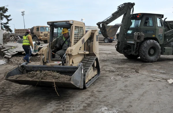 QUEENS, NY - NOVEMBRO 11: Marinha dos EUA trabalha nas ruas com destruição maciça na área de Rockaway Beach devido ao impacto do furacão Sandy em Queens, Nova York, EUA, em 11 de novembro de 2012 . — Fotografia de Stock