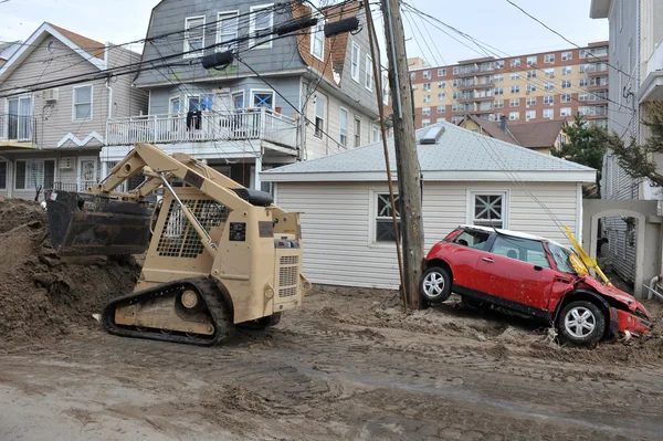 QUEENS, NY - NOVEMBRO 11: Marinha dos EUA trabalha nas ruas com destruição maciça na área de Rockaway Beach devido ao impacto do furacão Sandy em Queens, Nova York, EUA, em 11 de novembro de 2012 . — Fotografia de Stock