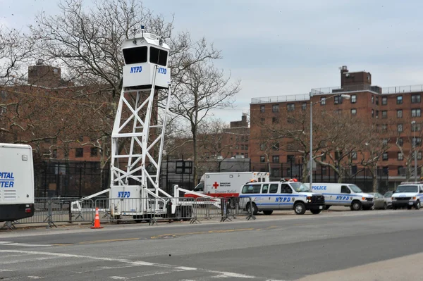 QUEENS, NY - NOVEMBRO 11: Centro de comando da NYPD no estacionamento na praia de Rockaway após o impacto do furacão Sandy em Queens, Nova York, EUA, em 11 de novembro de 2012 . — Fotografia de Stock