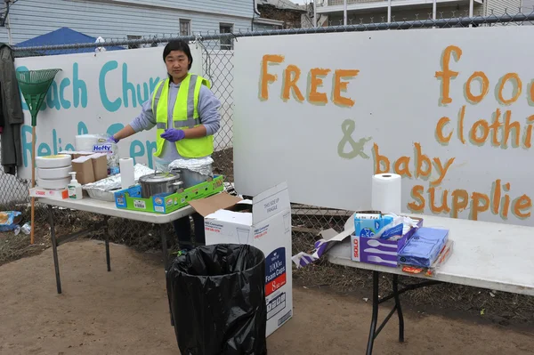 QUEENS, NY - 11 de noviembre: obtener ayuda con alimentos calientes, ropa y suministros en el área de la playa Rockaway después del impacto del huracán Sandy en Queens, Nueva York, EE.UU., el 11 de noviembre de 2012 . —  Fotos de Stock