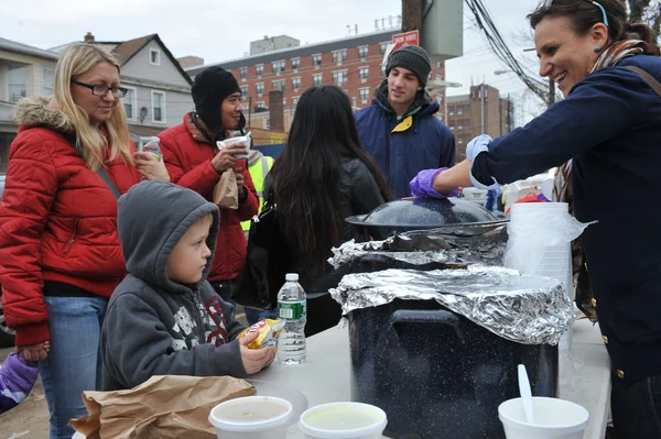 Queens, ny - 11 Kasım: Giysi ve malzemeleri rockaway plaj alanı 11 Kasım 2012 tarihinde kasırga queens, new york, ABD, kumlu gelen darbe sonrası sıcak yemek, ilgili yardım alma.
