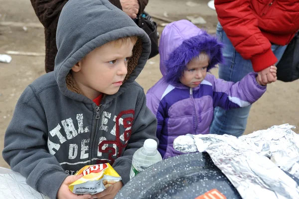 Queens, ny - 11 november: barn få hjälp med varm mat, kläder och förnödenheter i rockaway beach stötar från orkanen sandy i queens, new york, USA, den 11 november, 2012. — Stockfoto