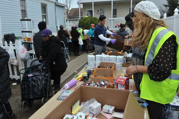 QUEENS, NY - NOVEMBRO 11: recebendo ajuda com alimentos quentes, roupas e suprimentos na área da praia de Rockaway após o impacto do furacão Sandy em Queens, Nova York, EUA, em 11 de novembro de 2012 . — Fotografia de Stock