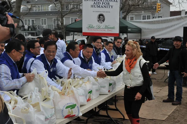 QUEENS, NY - 11 de noviembre: obtener ayuda con alimentos calientes, ropa y suministros en el área de la playa Rockaway después del impacto del huracán Sandy en Queens, Nueva York, EE.UU., el 11 de noviembre de 2012 . — Foto de Stock