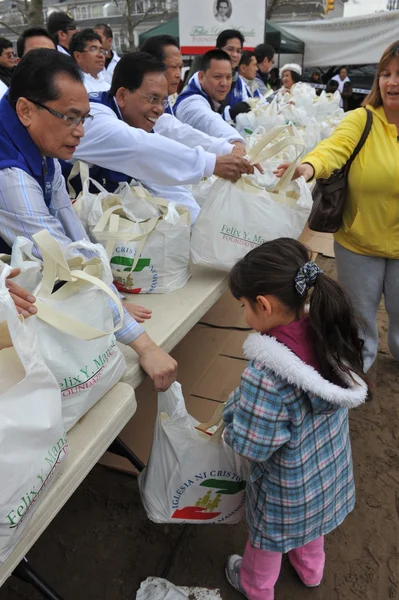 QUEENS, NY - 11 NOVEMBRE : obtenir de l'aide avec de la nourriture chaude, des vêtements et des fournitures dans la région de Rockaway Beach après l'impact de l'ouragan Sandy dans le Queens, New York, États-Unis, le 11 novembre 2012 . — Photo