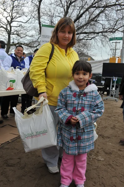 QUEENS, NY - 11 de noviembre: obtener ayuda con alimentos calientes, ropa y suministros en el área de la playa Rockaway después del impacto del huracán Sandy en Queens, Nueva York, EE.UU., el 11 de noviembre de 2012 . — Foto de Stock