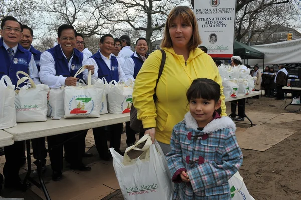 QUEENS, NY - 11 de noviembre: obtener ayuda con alimentos calientes, ropa y suministros en el área de la playa Rockaway después del impacto del huracán Sandy en Queens, Nueva York, EE.UU., el 11 de noviembre de 2012 . —  Fotos de Stock