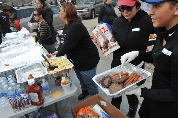 QUEENS, NY - 11 NOVEMBRE : obtenir de l'aide avec de la nourriture chaude, des vêtements et des fournitures dans la région de Rockaway Beach après l'impact de l'ouragan Sandy dans le Queens, New York, États-Unis, le 11 novembre 2012 . — Photo