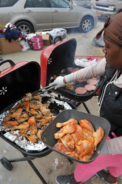 QUEENS, NY - 11 NOVEMBRE : obtenir de l'aide avec de la nourriture chaude, des vêtements et des fournitures dans la région de Rockaway Beach après l'impact de l'ouragan Sandy dans le Queens, New York, États-Unis, le 11 novembre 2012 . — Photo