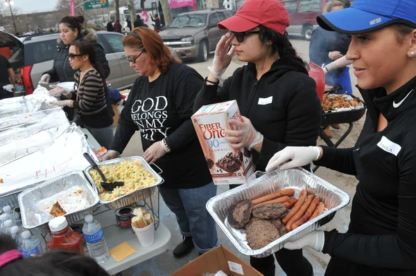 QUEENS, NY - 11 de noviembre: obtener ayuda con alimentos calientes, ropa y suministros en el área de la playa Rockaway después del impacto del huracán Sandy en Queens, Nueva York, EE.UU., el 11 de noviembre de 2012 . — Foto de Stock