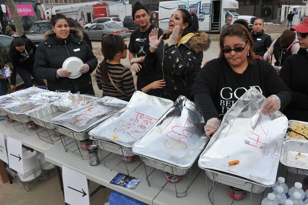 Queens, ny - 11 Kasım: Giysi ve malzemeleri rockaway plaj alanı 11 Kasım 2012 tarihinde kasırga queens, new york, ABD, kumlu gelen darbe sonrası sıcak yemek, ilgili yardım alma. — Stok fotoğraf