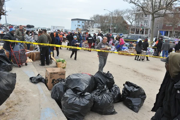 QUEENS, NY - 11 de noviembre: obtener ayuda con alimentos calientes, ropa y suministros en el área de la playa Rockaway después del impacto del huracán Sandy en Queens, Nueva York, EE.UU., el 11 de noviembre de 2012 . — Foto de Stock