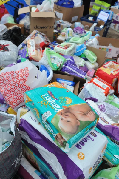 QUEENS, NY - 11 de noviembre: obtener ayuda con alimentos calientes, ropa y suministros en el área de la playa Rockaway después del impacto del huracán Sandy en Queens, Nueva York, EE.UU., el 11 de noviembre de 2012 . — Foto de Stock