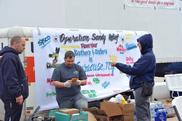 QUEENS, NY - 11 de noviembre: obtener ayuda con alimentos calientes, ropa y suministros en el área de la playa Rockaway después del impacto del huracán Sandy en Queens, Nueva York, EE.UU., el 11 de noviembre de 2012 . — Foto de Stock