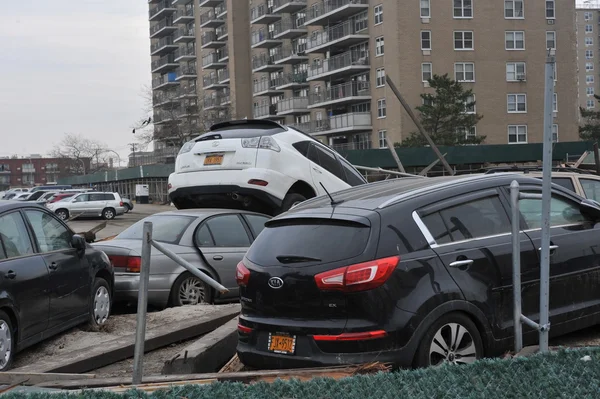 QUEENS, NY - 11 DE NOVIEMBRE: Coches deformados en el estacionamiento en Rockaway debido al impacto del huracán Sandy en Queens, Nueva York, EE.UU., el 11 de noviembre de 2012 . — Foto de Stock