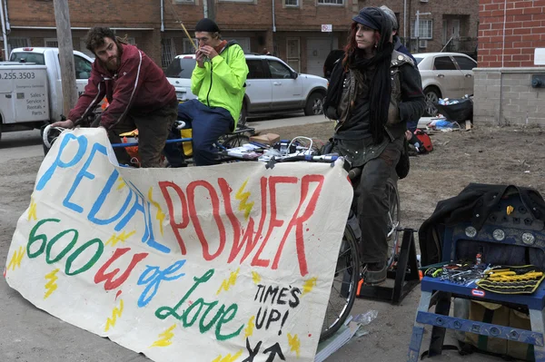 QUEENS, NY - 11 DE NOVIEMBRE: Los ciclistas generan potencia de pedal para ayudar a la recuperación de las secuelas en el área de Rockaway Beach debido al impacto del huracán Sandy en Queens, Nueva York, EE.UU., el 11 de noviembre de 2012 . —  Fotos de Stock