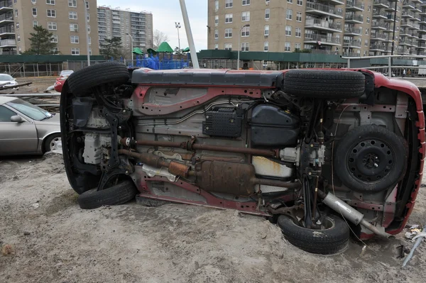 QUEENS, NY - NOVEMBER 11: Deamaged cars at parking lot in the Rockaway due to impact from Hurricane Sandy in Queens, New York, U.S., on Novemeber 11, 2012. — Stock Photo, Image