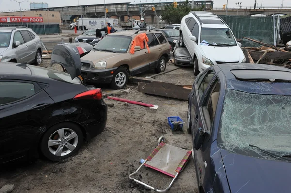 QUEENS, NY - NOVEMBRO 11: Carros danificados no estacionamento no Rockaway devido ao impacto do furacão Sandy em Queens, Nova York, EUA, em 11 de novembro de 2012 . — Fotografia de Stock