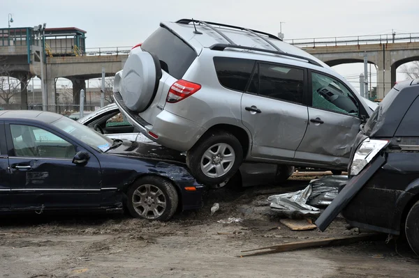 QUEENS, NY - 11 DE NOVIEMBRE: Coches deformados en el estacionamiento en Rockaway debido al impacto del huracán Sandy en Queens, Nueva York, EE.UU., el 11 de noviembre de 2012 . —  Fotos de Stock