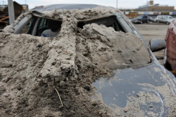 Queens, ny - 11 november: deamaged auto's op veel te parkeren in de rockaway verschuldigde gevolgen van orkaan sandy in queens, new york, VS, op novemeber 11, 2012. — Stockfoto